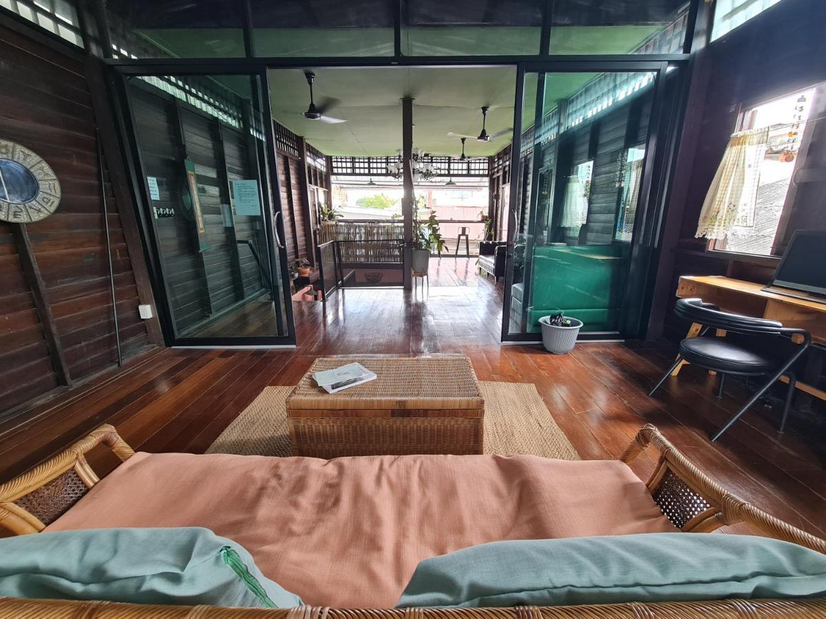 Non House Bangkok บ้านนอนโฮสเทล Extérieur photo