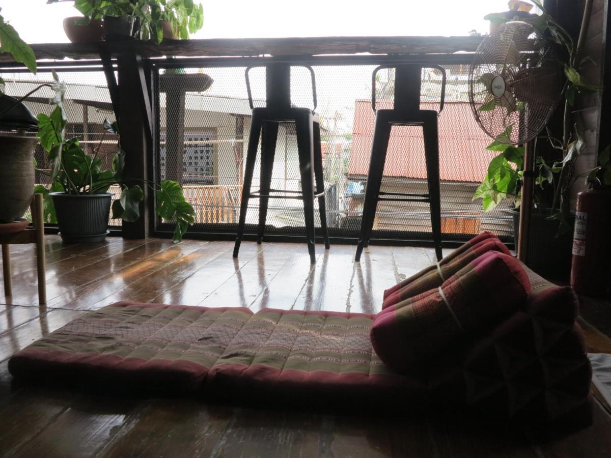 Non House Bangkok บ้านนอนโฮสเทล Extérieur photo